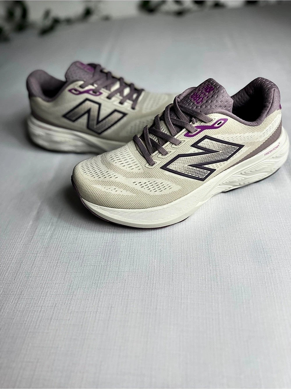 New Balance Fresh Foam 880 Women's Athletic Shoes White & Purple US 9.5 Like New